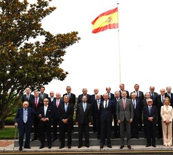 Don Felipe con los miembros del Consejo Asesor de la Red para el Estudio de las Monarquías Contemporáneas (REMCO)